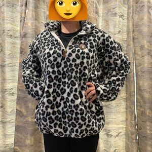 New without tags 2XL Leopard Sherpa BUCEES sweatshirt